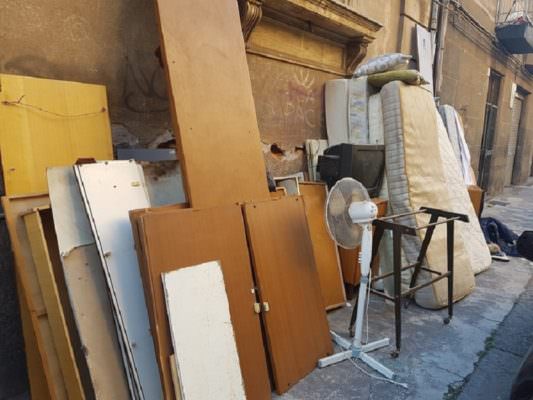 Catania, trasforma strada in una discarica: multato cittadino