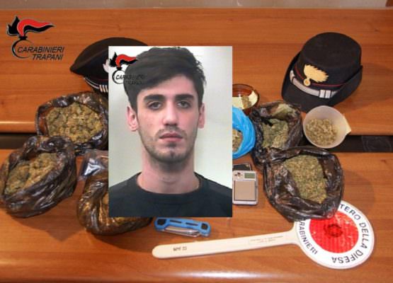 Trovati hashish, marijuana e coltelli a serramanico: kit per lo spaccio in casa