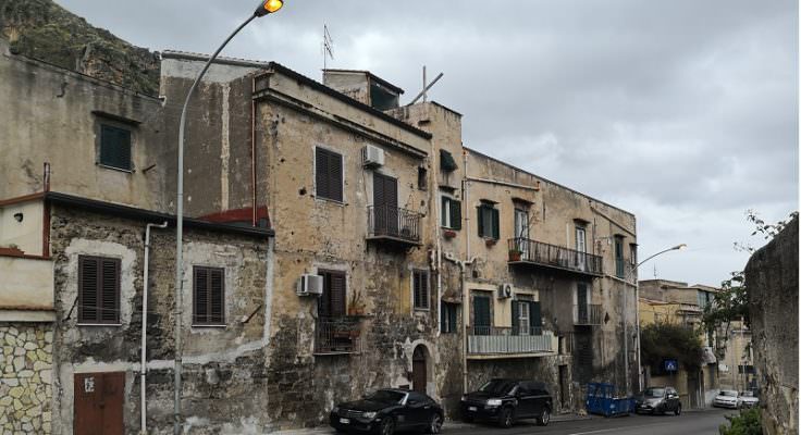 Riaccesi più di 150 punti luce: lavori di riparazione da via Galatea a via Umberto Maddalena Riaccesi più di 150 punti luce: lavori di riparazione da via Galatea a via Umberto Maddalena
