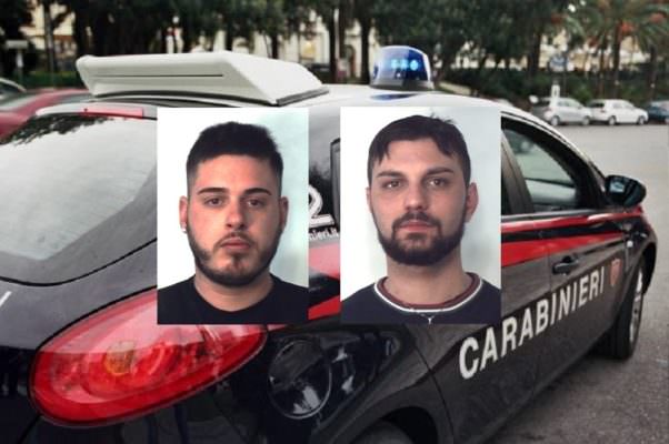 Auto abbandonata come nascondiglio: sequestrati 21 dosi di cocaina e 900 euro in contanti