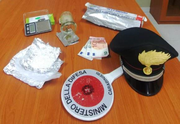 “C’è posta per te”, carabiniere si traveste da postino e arresta spacciatore nel Catanese
