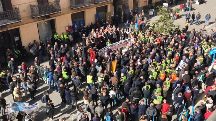 “Senza infrastrutture la Sicilia muore”: in 3mila scendono in strada per protestare contro la mancanza di infrastrutture