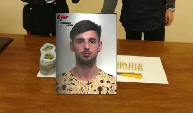 Il fiuto del cane lo incastra, trovata droga in casa: all’interno anche munizioni
