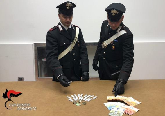 Hashish ed ecstasy nelle tasche del giubbotto: arrestato 23enne