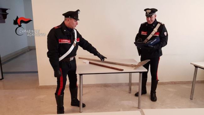 Piccone e spranga di ferro, maxi rissa in un condominio: in manette 5 persone