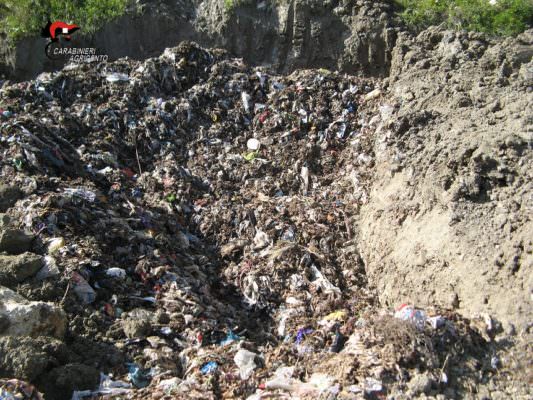 Rifiuti “nascosti” sottoterra, scoperta choc in un vigneto: sequestrata area di 20mila metri quadri