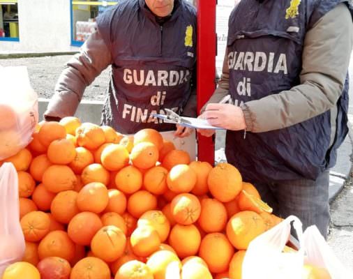 Occupava suolo pubblico abusivamente nel Catanese: sequestrati 400 chili di arance senza tracciabilità a venditore ambulante Occupava suolo pubblico abusivamente nel Catanese: sequestrati 400 chili di arance senza tracciabilità a venditore ambulante