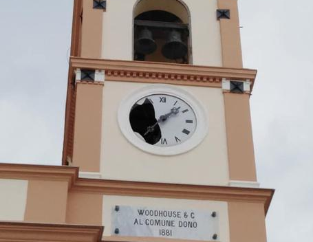 Maltempo, fulmine colpisce orologio di una chiesa nel Palermitano e scatta l’ironia: “Grande Giove!”
