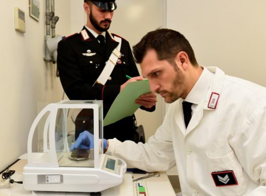 Spaccio, pensionato in arresto: nascoste in casa dosi di hashish e banconote di piccolo taglio