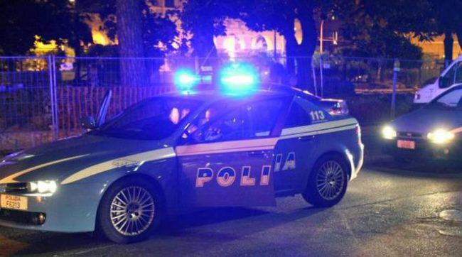 Sfrecciano in auto e sparano: tre colpi di pistola a una Smart