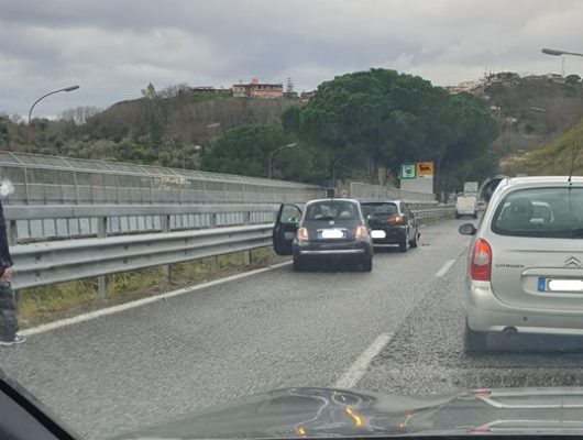 Scontro tra due auto in tangenziale: traffico rallentato