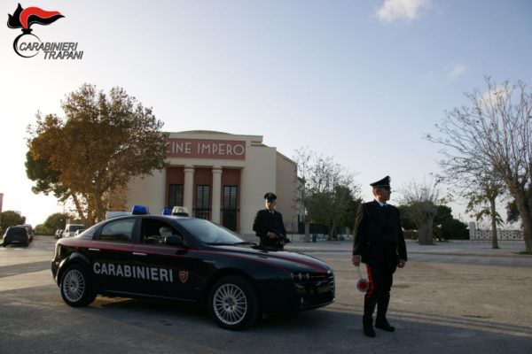 Scassa il vetro e ruba a turisti, pregiudicato porta merce al mercatino