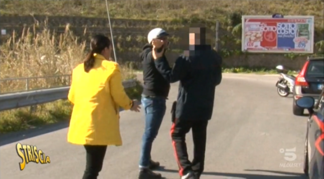 Stefania Petyx aggredita da Nino Castanotto: telecamera a pezzi e carabinieri sul posto per riportare la calma