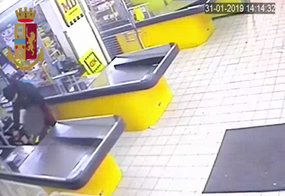 Rapinatore seriale in manette: 24enne “tradito” dal proprio giubbotto – VIDEO