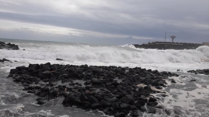 Catania, la spiaggetta di San Giovanni Li Cuti spazzata via dalle onde: schizzi anche sul lungomare – VIDEO