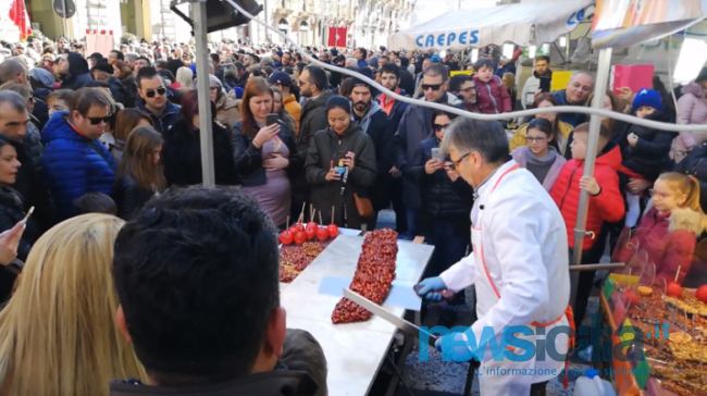 Sant’Agata, l’altro “spettacolo” della festa: la preparazione acrobatica del torrone – VIDEO