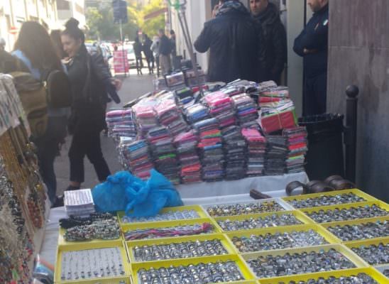 Catania, lotta all’abusivismo nel centro storico: venditori scappano lasciando la merce in strada