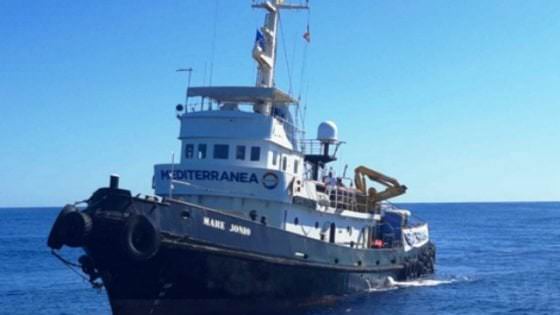 Mare Jonio arrivata a Lampedusa, autorizzato punto di fonda: Salvini chiude allo sbarco