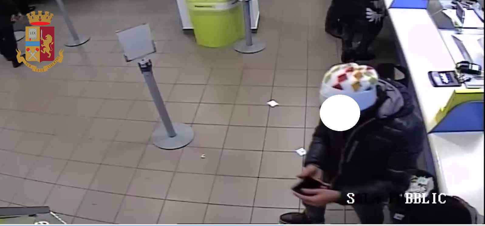 Svuotano conto di un malcapitato dopo avergli rubato portafogli e cellulare: due arresti – FOTO