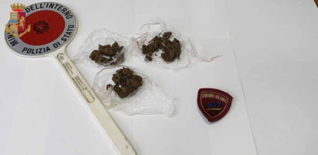 Nascondeva droga dentro l’armadio: arrestato 19enne