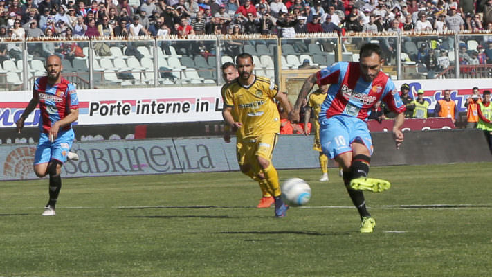 La sconfitta delle “Vespe” pesa, il Catania riapre i giochi: le sfide da qui alla fine