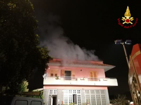 Grosso incendio nel Catanese: mette a rischio la vita per salvare la casa dalle fiamme