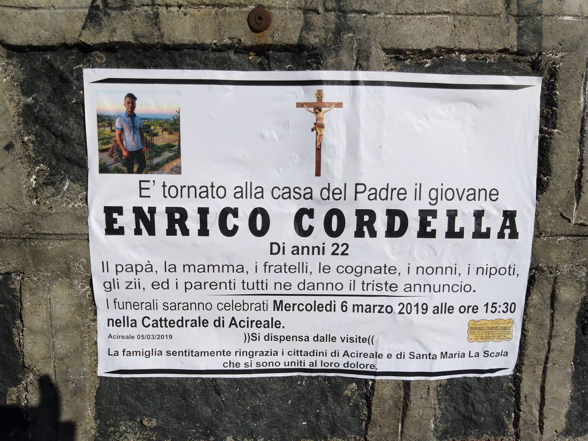 Morte di Enrico Cordella, ad Acireale inizia il giorno più lungo tra dolore e lacrime: “Suona con gli angeli la tua musica”