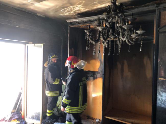Paura in via Armando Diaz: appartamento in fiamme – LE FOTO