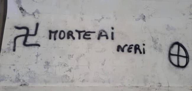 “Morte ai neri”, comparse svastiche e scritte razziste contro i migranti