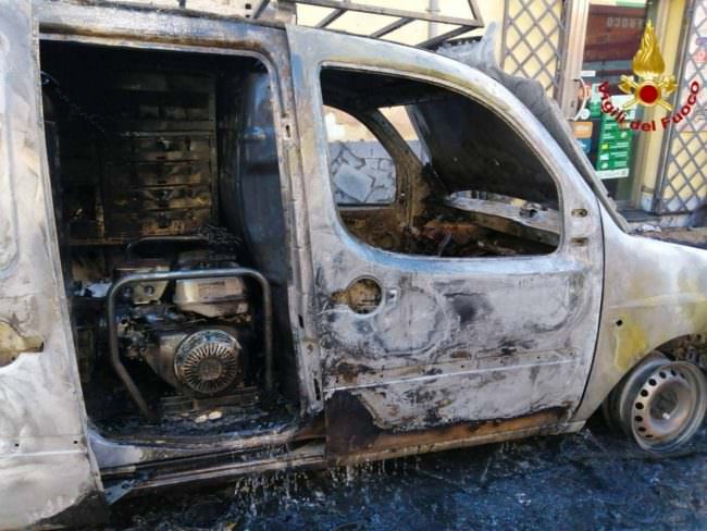 Paura nel Catanese, incendio durante lavori di saldatura su strada: esplose bombole – LE FOTO