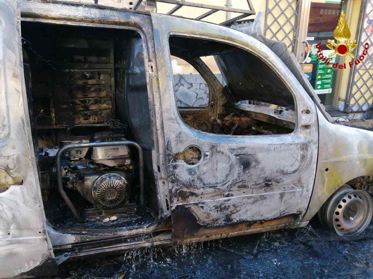 Paura nel Catanese, incendio durante lavori di saldatura su strada: esplose bombole – LE FOTO
