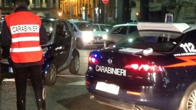 Diretti a un festino a Catania: donna nasconde droga in mezzo al seno. Tre arresti