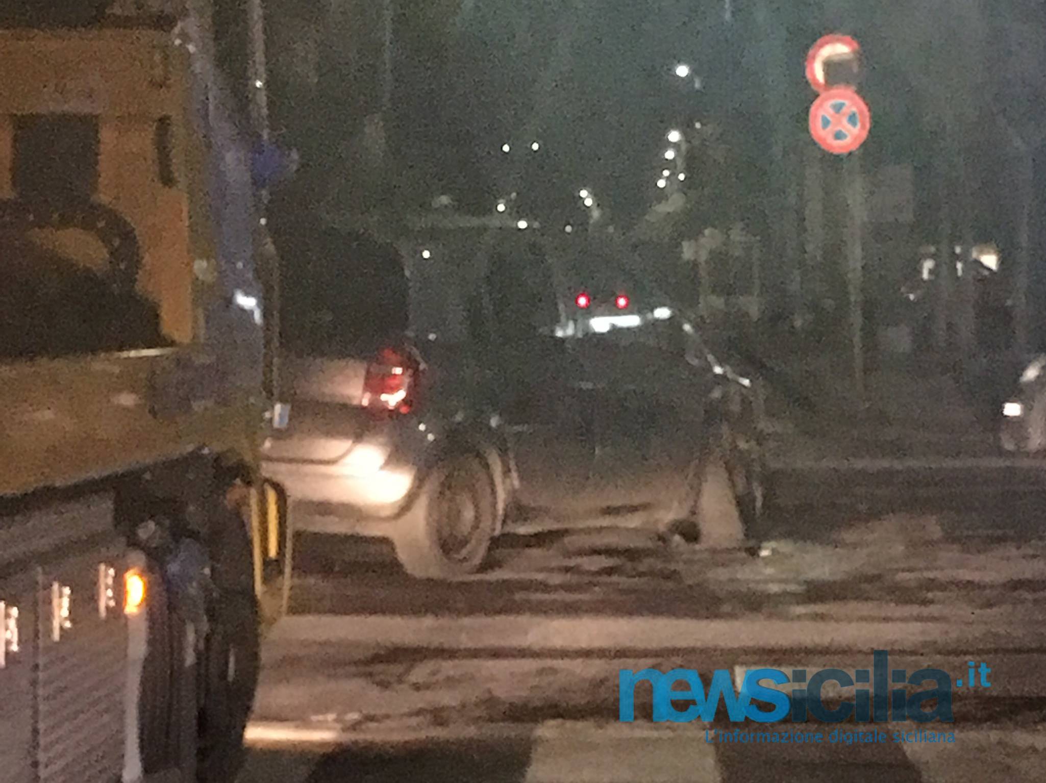 Paura a Catania: sbatte con la propria macchina, la distrugge e cade olio per strada