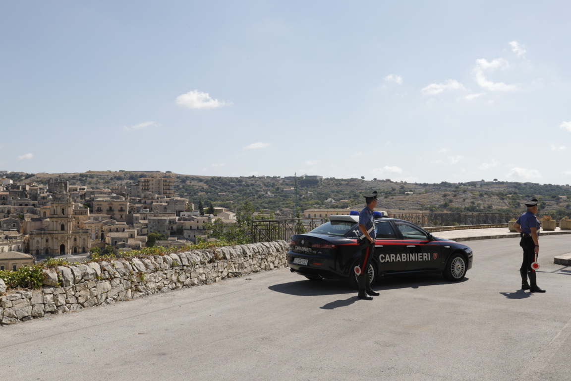 Contromano in strada, pericoloso scontro con i carabinieri: ferito l’uomo alla guida