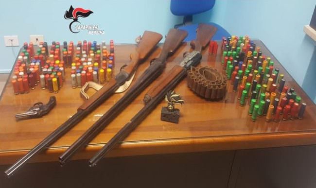 “Vi ammazzo tutti”, fucile contro le persone che si rifugiano in negozio di animali