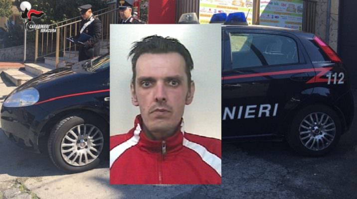 Entra con coltello nella tabaccheria, rapina il titolare di 500 euro