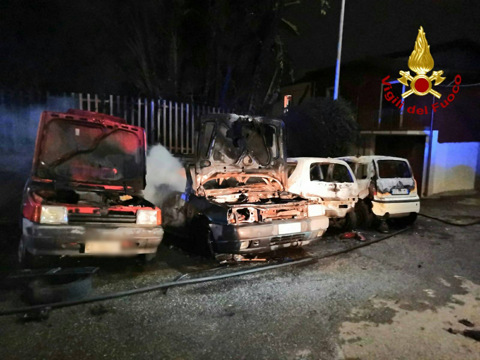 Fuoco nella notte, 4 auto divorate dalla fiamme nel Catanese – FOTO