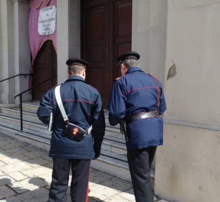 Offerte dei fedeli rubate nella sacrestia di via Garibaldi: bottino da oltre mille euro, denunciato 57enne