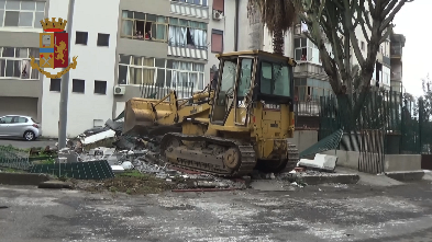 Canile a cielo aperto e cani malnutriti a Catania: scatta demolizione – FOTO