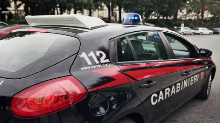 Inseguono ladri dopo furto: auto dei carabinieri finisce contro palo per evitare pedone