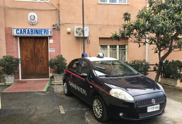 Vìola i domiciliari con la scusa di doversi recare in ospedale: beccato in giro, arrestato