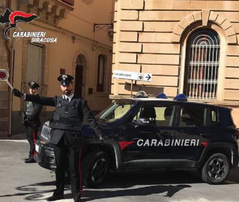 Minaccia con un coltello da cucina alcuni familiari: 58enne denunciato