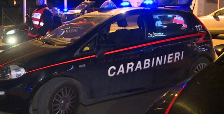 Semina il panico in una gelateria, aggrediti anche i carabinieri: arrestato 53enne