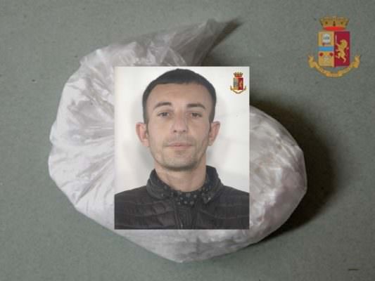 Non si ferma all’alt della polizia e fugge lanciando cocaina dal finestrino: arrestato 34enne nel Catanese