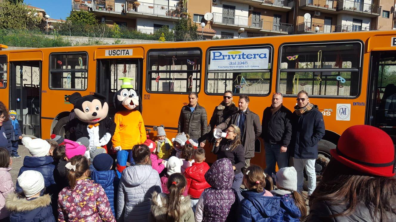 “Arriva il Carnevale in bus”: il Re Burlone catanese festeggiato su un bus