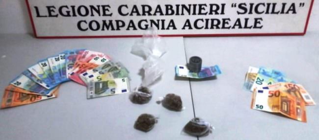 Acireale, droga in piazza San Biagio: tra i pusher anche un minorenne