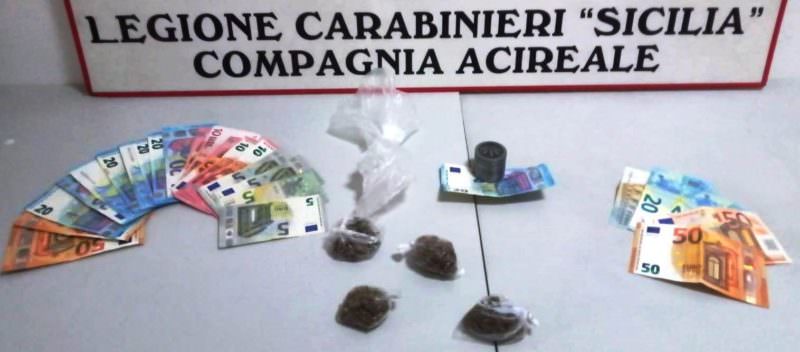 Acireale, droga in piazza San Biagio: tra i pusher anche un minorenne