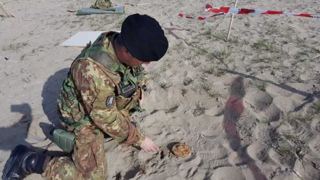 Ordigno bellico sulla spiaggia: fatto esplodere dopo messa in sicurezza