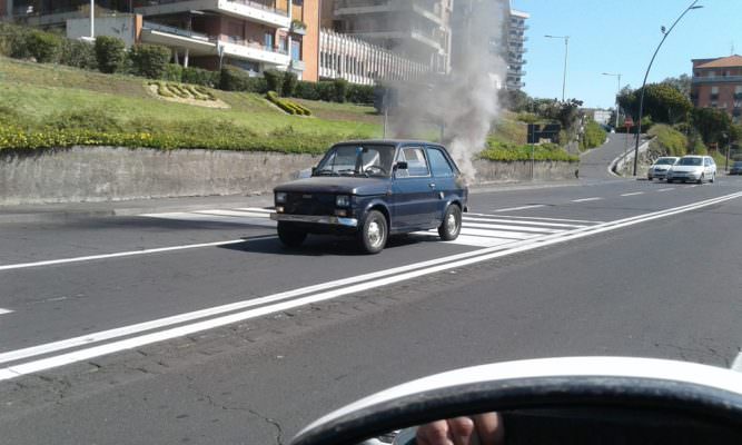 Auto in fiamme al lungomare di Catania: traffico in tilt