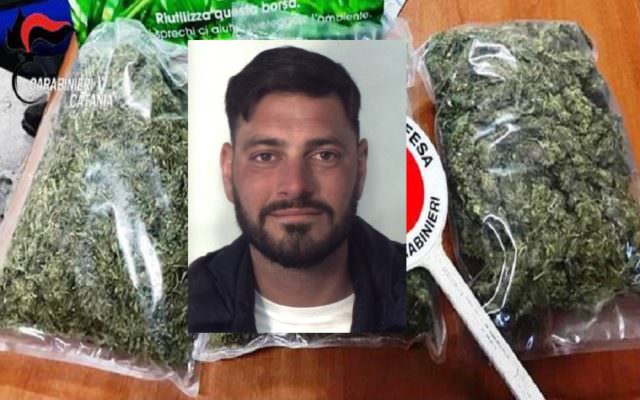 San Cristoforo, minorenne sorpreso mentre riceve un chilo di marijuana: arrestato col complice 34enne